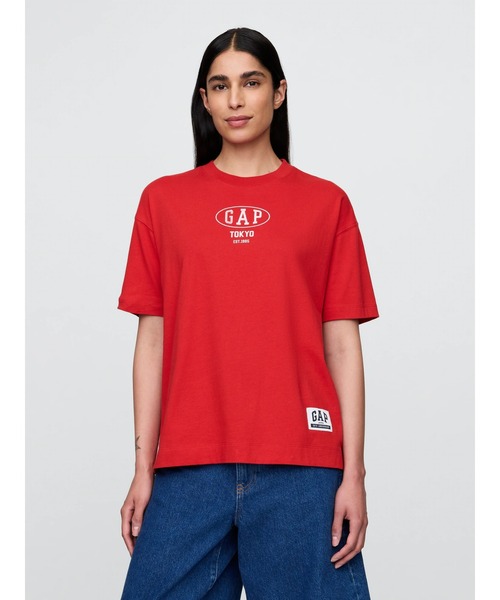GAP(ギャップ)の「30th アニバーサリー オーバーサイズ GAPロゴTシャツ(Tシャツ/カットソー・レディース・オフホワイト/ブルー/ブラック/レッド・XS/S/M/L/XL/XXS)」の4枚目の写真