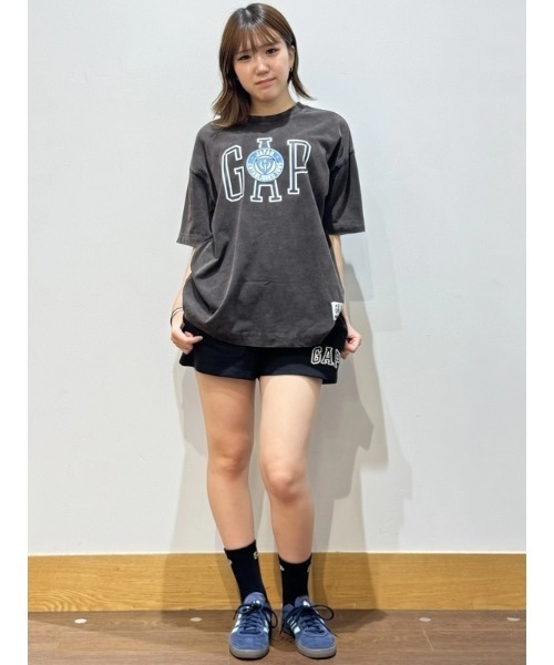GAP(ギャップ)の「30th アニバーサリー オーバーサイズ GAPロゴTシャツ(Tシャツ/カットソー・レディース・オフホワイト/ブルー/ブラック/レッド・XS/S/M/L/XL/XXS)」の22枚目の写真