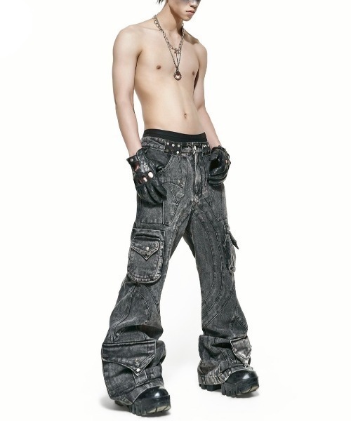 RICH(リッチ)の「【RICH】Grey Wash Cargo Flare Pants / 【リッチ】ウォッシュフレアカーゴデニムパンツ(デニムパンツ・メンズ・グレー・M/L/XL/XXL)」の2枚目の写真