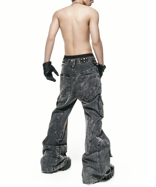 RICH(リッチ)の「【RICH】Grey Wash Cargo Flare Pants / 【リッチ】ウォッシュフレアカーゴデニムパンツ(デニムパンツ・メンズ・グレー・M/L/XL/XXL)」の3枚目の写真