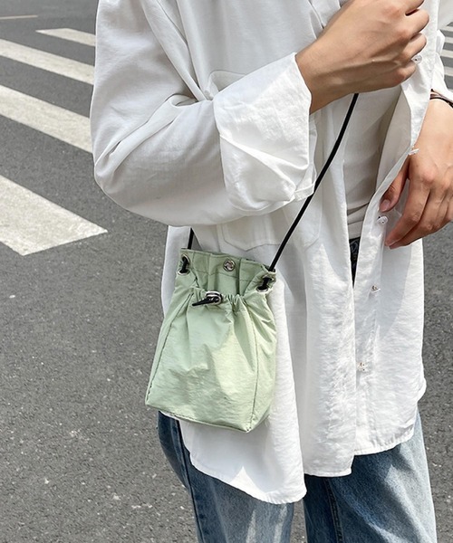 VIBGYOR(ヴィブジョー)の「Mignonjour/ナイロンミニ巾着ショルダー M2765(ショルダーバッグ・レディース・ブラック/ホワイト/グリーン・FREE)」の4枚目の写真