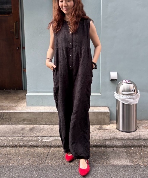 ROSE BUD（ローズバッド）の「SLEEVELESS JACQUARD COMBINAISON（つなぎ/オールインワン・レディース・ホワイト/ブラック・ONE SIZE）」の2枚目の写真