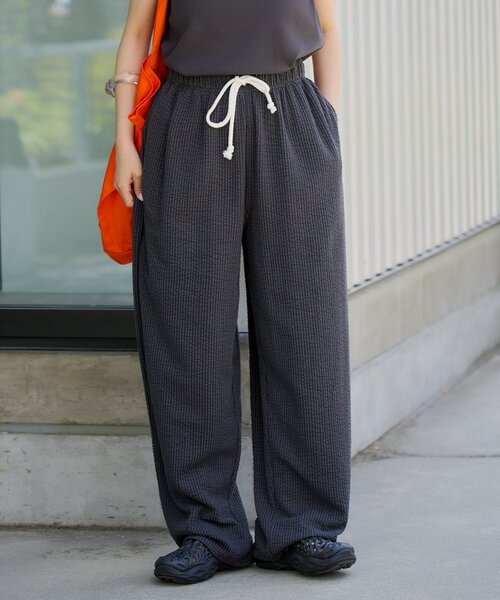 WHIMSIC(ウィムジック)の「【UNISEX/SETUP対応】ストレッチシアサッカーイージーパンツ(その他パンツ・レディース・グレイッシュベージュ/チャコールグレー・FREE)」の2枚目の写真