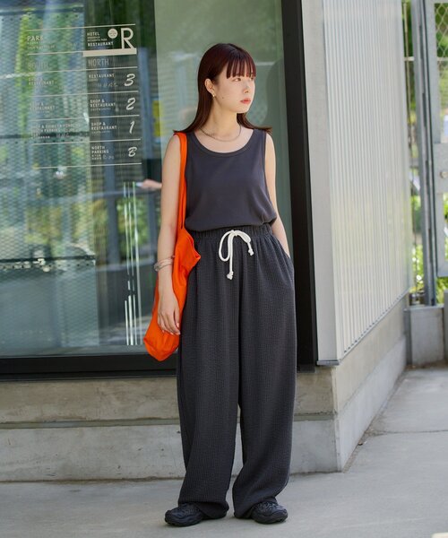 WHIMSIC(ウィムジック)の「【UNISEX/SETUP対応】ストレッチシアサッカーイージーパンツ(その他パンツ・レディース・グレイッシュベージュ/チャコールグレー・FREE)」の3枚目の写真