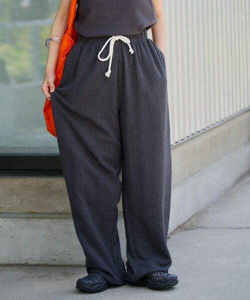 WHIMSIC(ウィムジック)の「【UNISEX/SETUP対応】ストレッチシアサッカーイージーパンツ(その他パンツ・レディース・グレイッシュベージュ/チャコールグレー・FREE)」の7枚目の写真