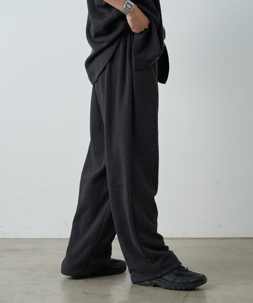 WHIMSIC(ウィムジック)の「【UNISEX/SETUP対応】ストレッチシアサッカーイージーパンツ(その他パンツ・レディース・グレイッシュベージュ/チャコールグレー・FREE)」の15枚目の写真