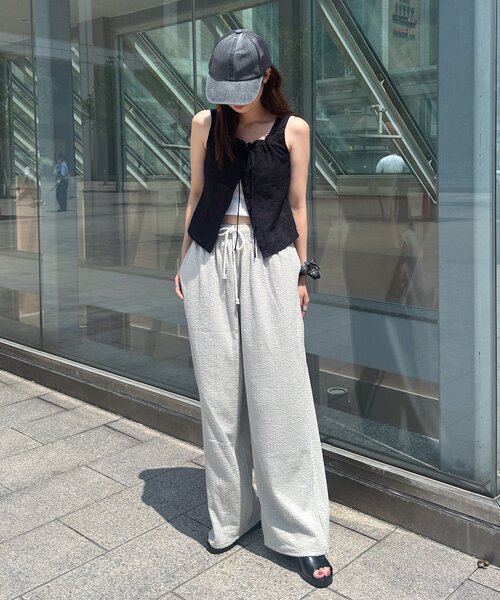 WHIMSIC(ウィムジック)の「【UNISEX/SETUP対応】ストレッチシアサッカーイージーパンツ(その他パンツ・レディース・グレイッシュベージュ/チャコールグレー・FREE)」の19枚目の写真