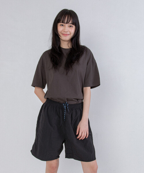 FREAK'S STORE(フリークスストア)の「限定展開 ローソン×FREAK'S STORE リラックスフィット コンフォータブル Tシャツ / ローソンフリーク(Tシャツ/カットソー・メンズ・ホワイト/ブラック/チャコールグレー・0/1)」の21枚目の写真