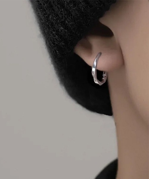WARAIJOGO(ワライジョウゴ)の「【WARAIJOGO】EK140/ツイストフープリングピアス/両耳用(NEZ)(ピアス(両耳用)・メンズ・シルバー・FREE)」の1枚目の写真
