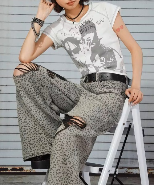 .KOM(ドットコム)の「A'GEM/9 × .kom 『.KOM/ドットケーオーエム』グラフィックプリントTシャツ(Tシャツ/カットソー・レディース・ホワイト・M)」の2枚目の写真
