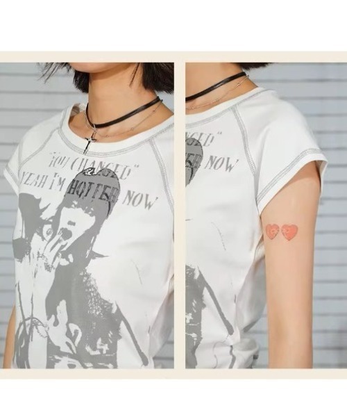 .KOM(ドットコム)の「A'GEM/9 × .kom 『.KOM/ドットケーオーエム』グラフィックプリントTシャツ(Tシャツ/カットソー・レディース・ホワイト・M)」の3枚目の写真