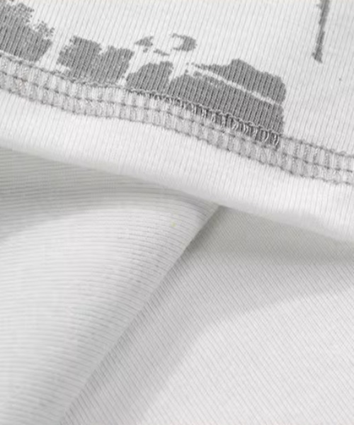 .KOM(ドットコム)の「A'GEM/9 × .kom 『.KOM/ドットケーオーエム』グラフィックプリントTシャツ(Tシャツ/カットソー・レディース・ホワイト・M)」の10枚目の写真