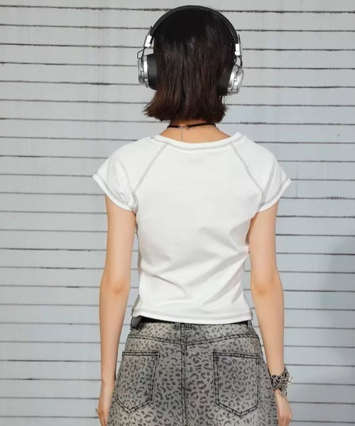 .KOM(ドットコム)の「A'GEM/9 × .kom 『.KOM/ドットケーオーエム』グラフィックプリントTシャツ(Tシャツ/カットソー・レディース・ホワイト・M)」の4枚目の写真