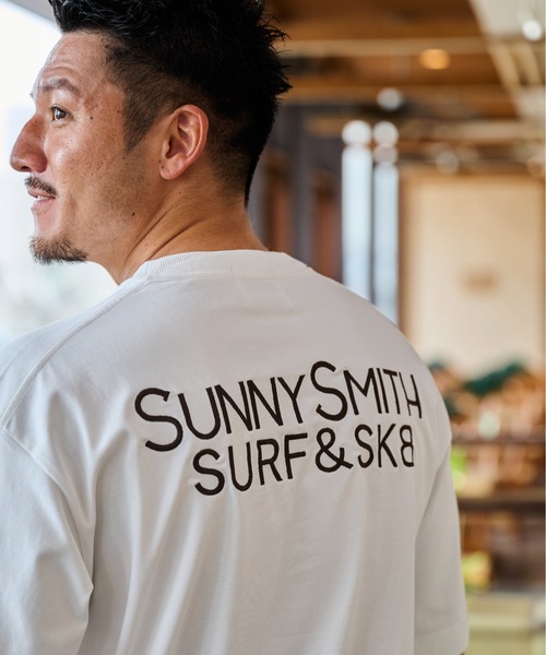 Sunny Smith(サニースミス)の「ヤシの木イラストロゴ両面刺繍Tシャツ(Tシャツ/カットソー・メンズ・ホワイト/スミクロ/アッシュグレー・LARGE/MEDIUM)」の1枚目の写真