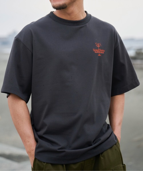 Sunny Smith(サニースミス)の「ヤシの木イラストロゴ両面刺繍Tシャツ(Tシャツ/カットソー・メンズ・ホワイト/スミクロ/アッシュグレー・LARGE/MEDIUM)」の2枚目の写真