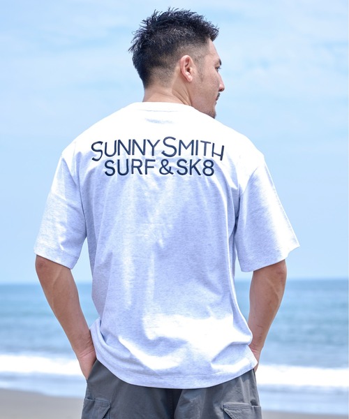 Sunny Smith(サニースミス)の「ヤシの木イラストロゴ両面刺繍Tシャツ(Tシャツ/カットソー・メンズ・ホワイト/スミクロ/アッシュグレー・LARGE/MEDIUM)」の3枚目の写真
