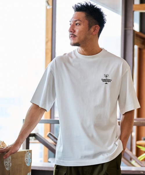 Sunny Smith(サニースミス)の「ヤシの木イラストロゴ両面刺繍Tシャツ(Tシャツ/カットソー・メンズ・ホワイト/スミクロ/アッシュグレー・LARGE/MEDIUM)」の9枚目の写真