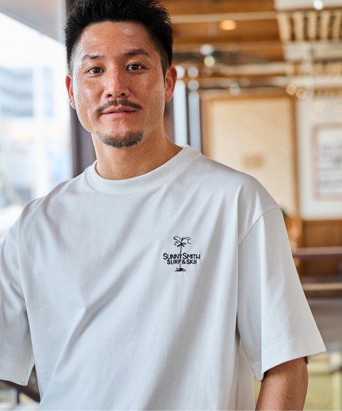 Sunny Smith(サニースミス)の「ヤシの木イラストロゴ両面刺繍Tシャツ(Tシャツ/カットソー・メンズ・ホワイト/スミクロ/アッシュグレー・LARGE/MEDIUM)」の10枚目の写真