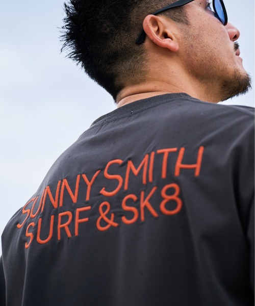 Sunny Smith(サニースミス)の「ヤシの木イラストロゴ両面刺繍Tシャツ(Tシャツ/カットソー・メンズ・ホワイト/スミクロ/アッシュグレー・LARGE/MEDIUM)」の5枚目の写真