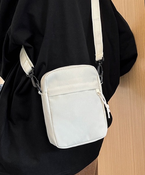 VIBGYOR（ヴィブジョー）の「urbanfemine./シンプルミニショルダーバッグ U7563（ショルダーバッグ・レディース・ホワイト/ベージュ/ブラック・9）」の2枚目の写真