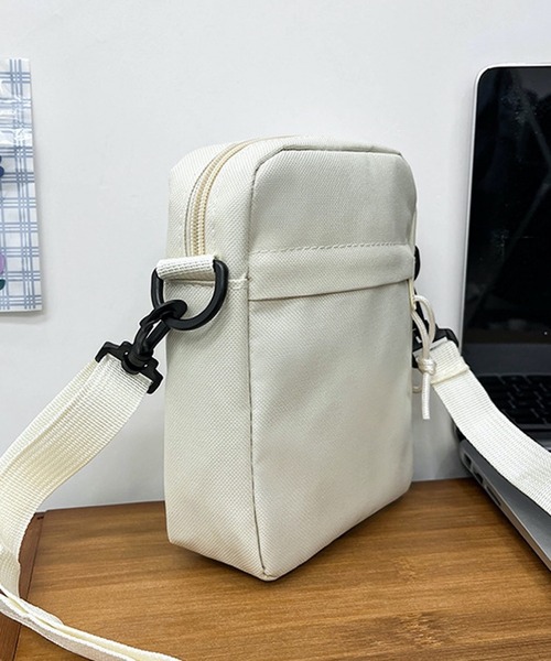 VIBGYOR（ヴィブジョー）の「urbanfemine./シンプルミニショルダーバッグ U7563（ショルダーバッグ・レディース・ホワイト/ベージュ/ブラック・9）」の4枚目の写真