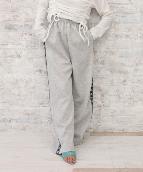 CECIL McBEE(セシルマクビー)の「サイドジャガードロゴ ダンボールニットパンツ(スウェットパンツ・レディース・グレー/ブラック・LARGE/MEDIUM)」の4枚目の写真