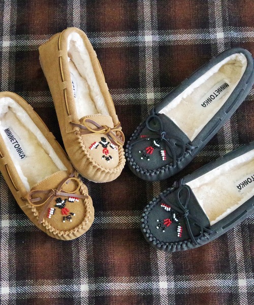 Minnetonka（ミネトンカ）の「MINNETONKA ミネトンカ /  CALLY THUNDERBIRD ANIMIKII キャリー サンダーバード ファーモカシン（モカシン/デッキシューズ・レディース・ベージュ/チャコールグレー・6/7/8）」の3枚目の写真