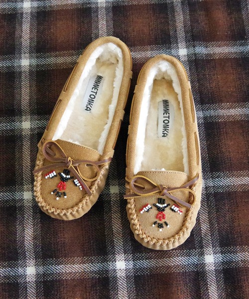 Minnetonka（ミネトンカ）の「MINNETONKA ミネトンカ /  CALLY THUNDERBIRD ANIMIKII キャリー サンダーバード ファーモカシン（モカシン/デッキシューズ・レディース・ベージュ/チャコールグレー・6/7/8）」の4枚目の写真