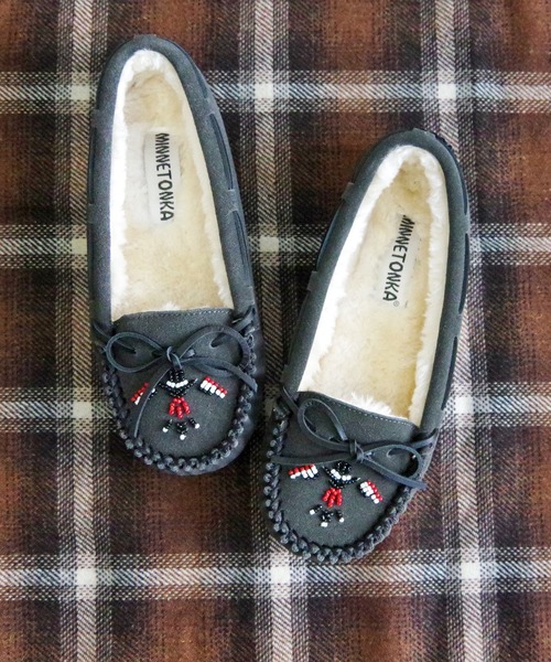 Minnetonka（ミネトンカ）の「MINNETONKA ミネトンカ /  CALLY THUNDERBIRD ANIMIKII キャリー サンダーバード ファーモカシン（モカシン/デッキシューズ・レディース・ベージュ/チャコールグレー・6/7/8）」の5枚目の写真