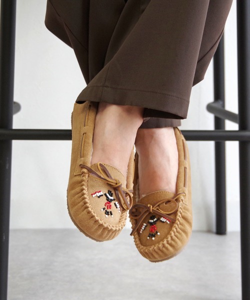 Minnetonka（ミネトンカ）の「MINNETONKA ミネトンカ /  CALLY THUNDERBIRD ANIMIKII キャリー サンダーバード ファーモカシン（モカシン/デッキシューズ・レディース・ベージュ/チャコールグレー・6/7/8）」の6枚目の写真