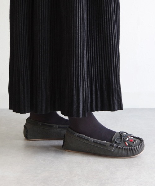 Minnetonka（ミネトンカ）の「MINNETONKA ミネトンカ /  CALLY THUNDERBIRD ANIMIKII キャリー サンダーバード ファーモカシン（モカシン/デッキシューズ・レディース・ベージュ/チャコールグレー・6/7/8）」の9枚目の写真