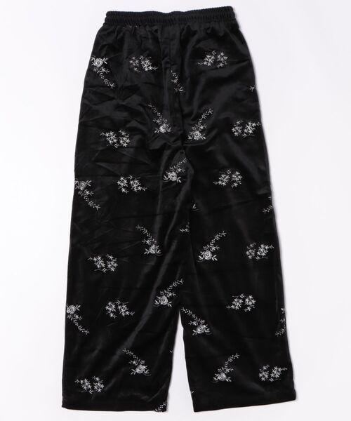 Sawa a la mode(サワアラモード)の「ベロアフラワーエンブロイダリーイージーパンツ(その他パンツ・レディース・ブラック/ベージュ・FREE)」の3枚目の写真