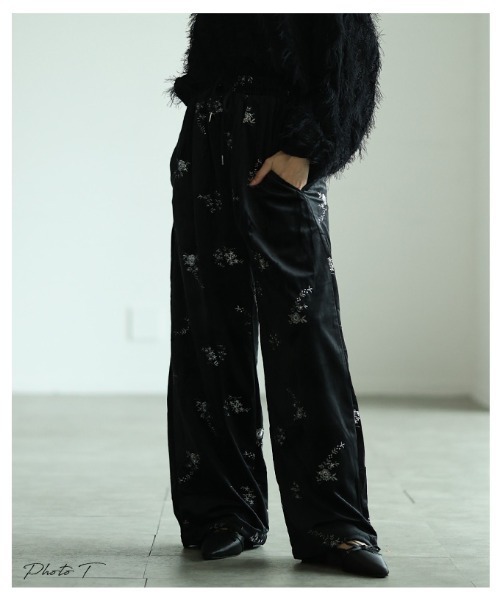 Sawa a la mode(サワアラモード)の「ベロアフラワーエンブロイダリーイージーパンツ(その他パンツ・レディース・ブラック/ベージュ・FREE)」の6枚目の写真