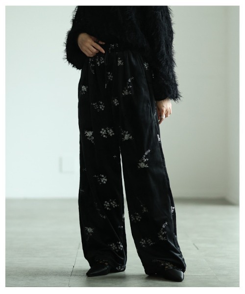 Sawa a la mode(サワアラモード)の「ベロアフラワーエンブロイダリーイージーパンツ(その他パンツ・レディース・ブラック/ベージュ・FREE)」の15枚目の写真