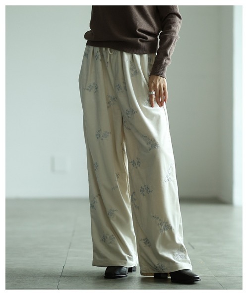 Sawa a la mode(サワアラモード)の「ベロアフラワーエンブロイダリーイージーパンツ(その他パンツ・レディース・ブラック/ベージュ・FREE)」の14枚目の写真