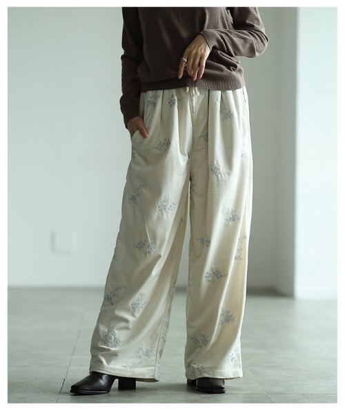 Sawa a la mode(サワアラモード)の「ベロアフラワーエンブロイダリーイージーパンツ(その他パンツ・レディース・ブラック/ベージュ・FREE)」の22枚目の写真