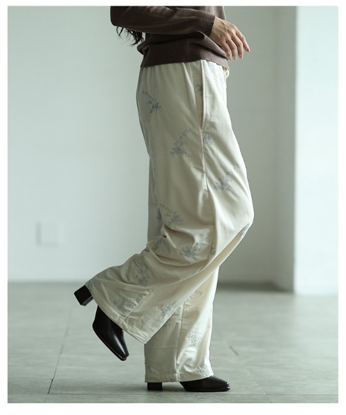 Sawa a la mode(サワアラモード)の「ベロアフラワーエンブロイダリーイージーパンツ(その他パンツ・レディース・ブラック/ベージュ・FREE)」の20枚目の写真
