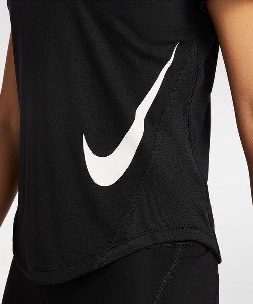 NIKE(ナイキ)の「ナイキ NIKE ナイキ テンポ SWSH HBR DF S/S トップ(Tシャツ/カットソー・レディース・ブラック・S/M/L/XL)」の3枚目の写真