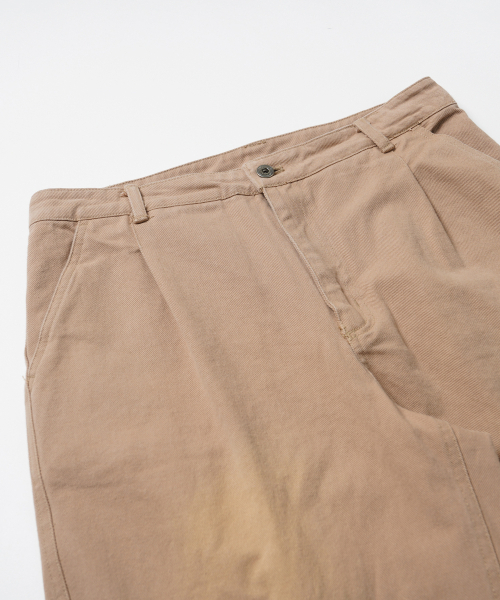 FRIZMWORKS(フリズムワークス)の「WASHED COTTON ONE TUCK PANTS _ BEIGE(その他パンツ・メンズ・その他・MEDIUM/LARGE/X-LARGE)」の3枚目の写真