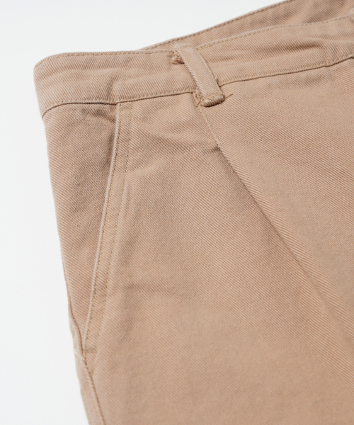 FRIZMWORKS(フリズムワークス)の「WASHED COTTON ONE TUCK PANTS _ BEIGE(その他パンツ・メンズ・その他・MEDIUM/LARGE/X-LARGE)」の4枚目の写真