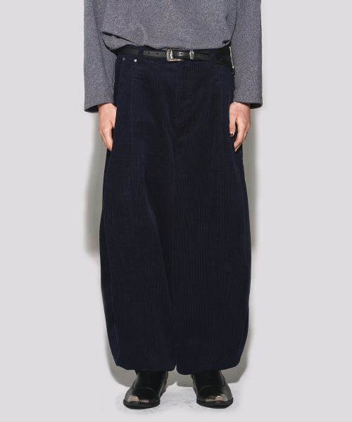 WESLEYHYUSTON(ウェズリーユーストン)の「Corduroy deep tuck semi balloon pants dark navy(その他パンツ・メンズ・その他・SMALL/MEDIUM/LARGE)」の1枚目の写真
