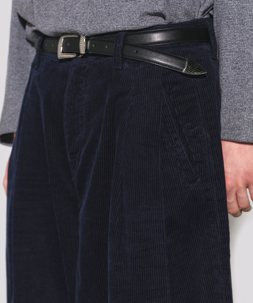 WESLEYHYUSTON(ウェズリーユーストン)の「Corduroy deep tuck semi balloon pants dark navy(その他パンツ・メンズ・その他・SMALL/MEDIUM/LARGE)」の2枚目の写真