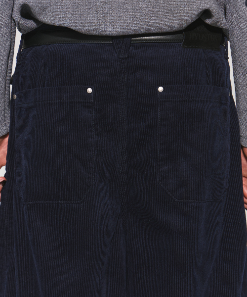 WESLEYHYUSTON(ウェズリーユーストン)の「Corduroy deep tuck semi balloon pants dark navy(その他パンツ・メンズ・その他・SMALL/MEDIUM/LARGE)」の3枚目の写真