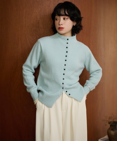LAULEN（ローレン）の「square button knit cardigan /スクエアボタンオフネックニットカーディガン（カーディガン/ボレロ・レディース・ライトブルー/アイボリー/イエロー・FREE）」の3枚目の写真