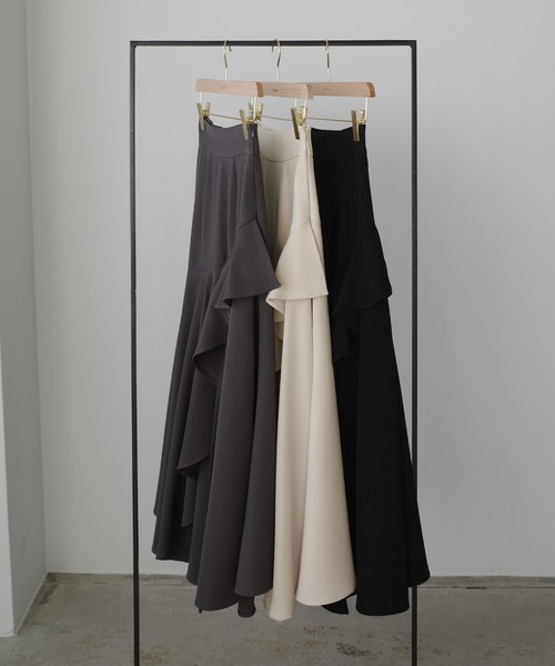 Louere(ルエレ)の「イレヘムスリットフレアスカート(スカート・レディース・アイボリー/チャコール/ブラック・MEDIUM/SMALL/X-LARGE/LARGE)」の12枚目の写真