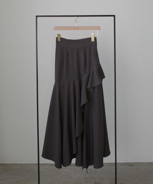 Louere(ルエレ)の「イレヘムスリットフレアスカート(スカート・レディース・アイボリー/チャコール/ブラック・MEDIUM/SMALL/X-LARGE/LARGE)」の4枚目の写真