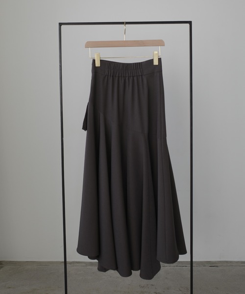 Louere(ルエレ)の「イレヘムスリットフレアスカート(スカート・レディース・アイボリー/チャコール/ブラック・MEDIUM/SMALL/X-LARGE/LARGE)」の5枚目の写真