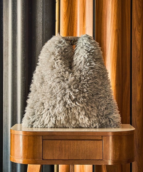 LE VERNIS（ル・ベルニ）の「(LE VERNIS)FAKE FUR BIG BAG（ショルダーバッグ・レディース・ブラウン/ライトグレー・ONE SIZE）」の2枚目の写真