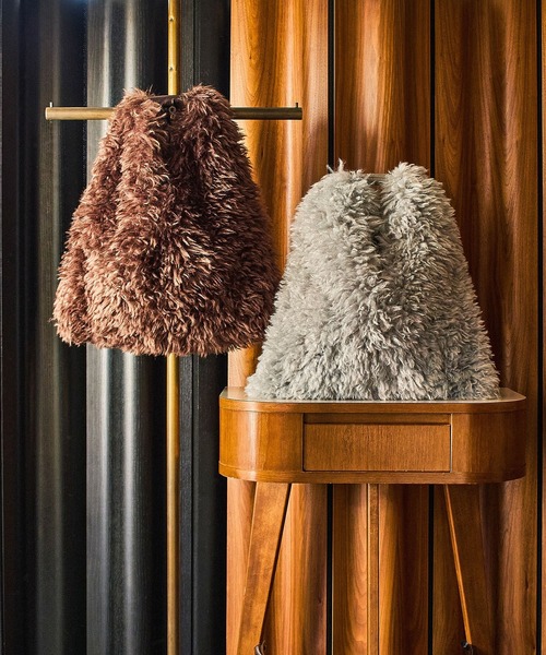 LE VERNIS（ル・ベルニ）の「(LE VERNIS)FAKE FUR BIG BAG（ショルダーバッグ・レディース・ブラウン/ライトグレー・ONE SIZE）」の3枚目の写真