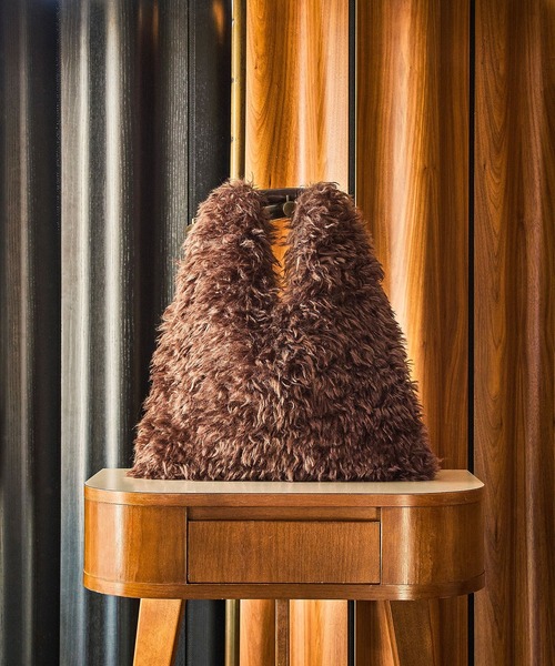 LE VERNIS（ル・ベルニ）の「(LE VERNIS)FAKE FUR BIG BAG（ショルダーバッグ・レディース・ブラウン/ライトグレー・ONE SIZE）」の4枚目の写真